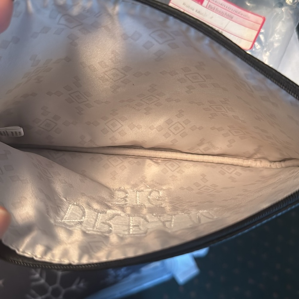 New 31 Pouch - Picture 3 of 4